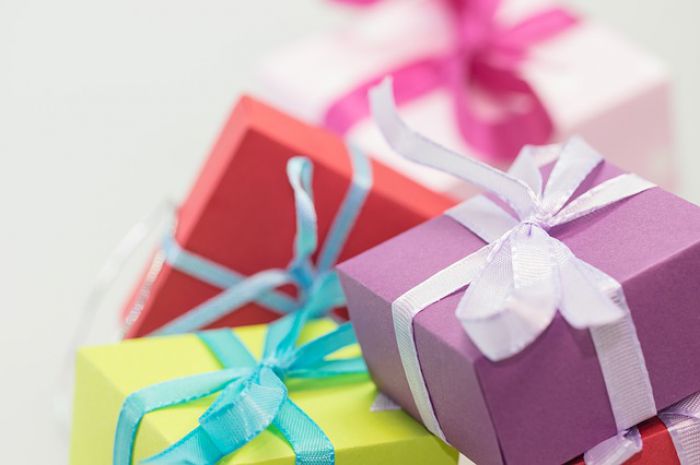 подарки в цветных коробочках перевязанных лентой